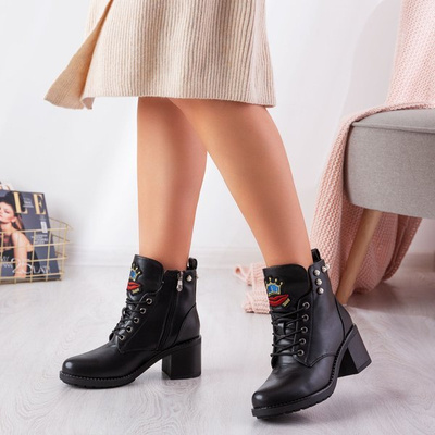 Schwarze Stiefel an einem höheren Pfosten mit Nevadinas-Aufnähern - Schuhe 1