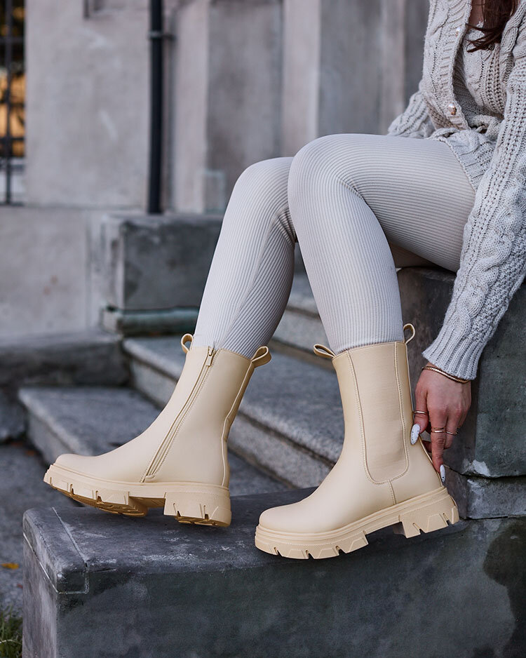 Royalfashion Damenstiefel mit hohem, flachem Absatz in ecru Vedita