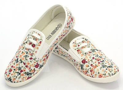 Białe tenisówki typu slip on w kwiaty - Obuwie