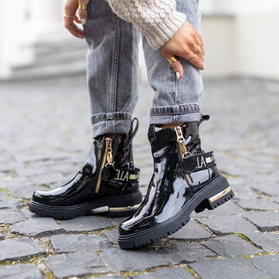 Чорні жіночі лаковані ботильйони з ремінцем Alless