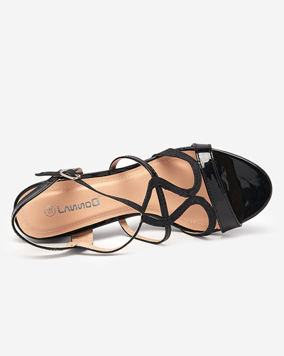 Schwarze Damensandalen lackiert auf dem Ovid-Footwear-Pfosten