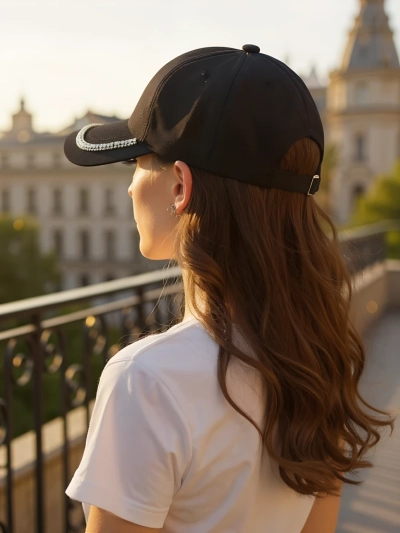 Royalfashion Cap mit Strasssteinen Glam Vibe
