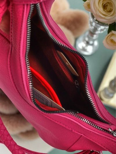 Royalfashion Kleine Damenhandtasche aus Öko-Leder mit dekorativem Riemen Lacquea