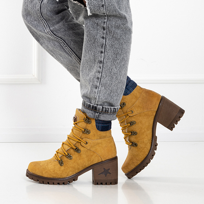 Senffarbene Damenstiefel auf dem Royaltan-Pfosten - Schuhe