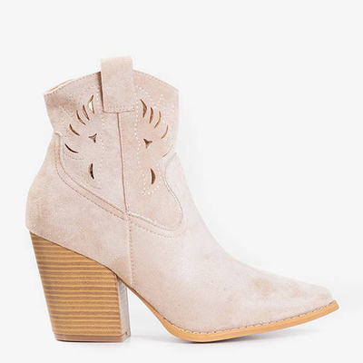 Beigefarbene Cowboystiefel auf der Belieu-Post - Schuhe