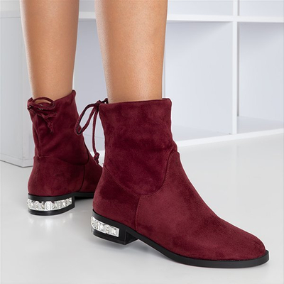 Kastanienbraune Stiefeletten mit flachen Absätzen und Verzierungen Teodorana - Schuhe