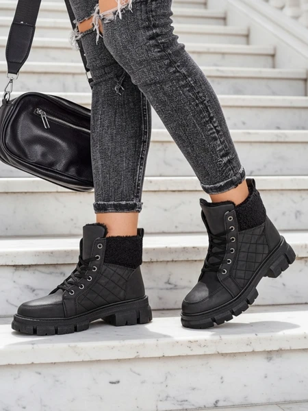 Royalfashion Schwarzer isolierter Damen-Trapper-Stiefel Hogenaf