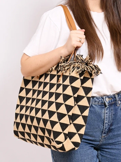 Braune gewebte Umhängetasche an einer goldenen Kette - Handtaschen