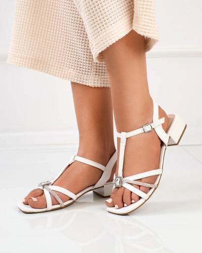 Royalfashion Weiße Damen-Sandalen mit niedrigem Absatz und Zirkonia Luietta