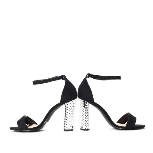 Czarne sandałki na słupku- Obuwie