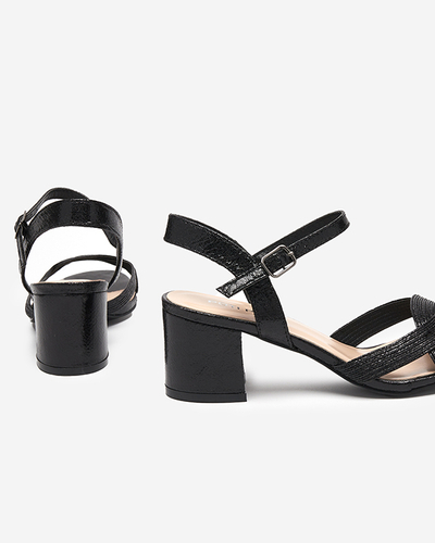 Schwarze Damensandale auf dem Pfosten. Offal- Schuhe