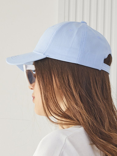Royalfashion Бейсболка з нашивкою у вигляді підморгуючого кролика