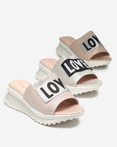 Рожеві блискучі жіночі тапочки з написом Соша- Взуття