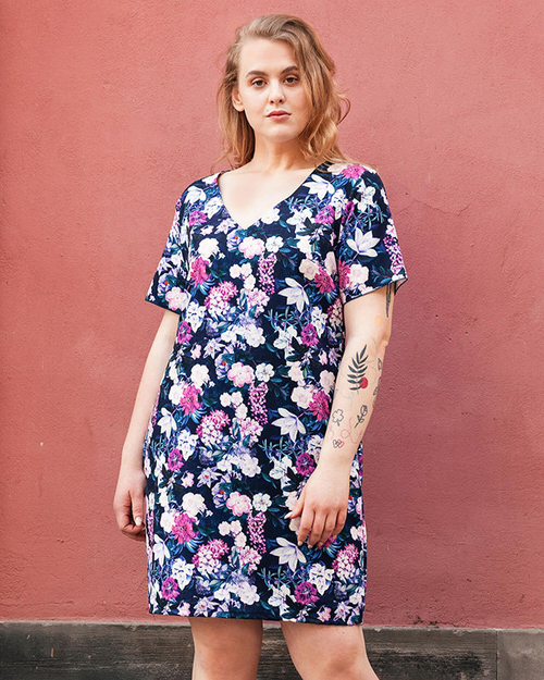 Темно-синє жіноче плаття з квітами з кишенями PLUS SIZE - Одяг