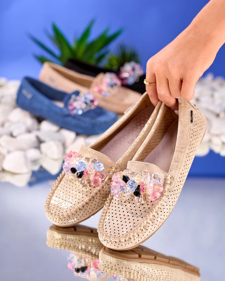 Royalfashion Durchbrochene beigefarbene Damenmokassins mit dekorativen Kristallen Cizzas