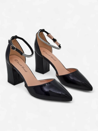 Royalfashion Damenschuhe aus Lackleder mit einem mit Strass verzierten Riemen Furoni