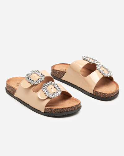 Beigefarbene Damenhausschuhe mit verzierten Schließen. Olimika - Schuhe