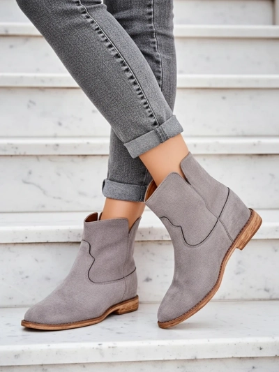 Royalfashion Kowboy-Stiefeletten auf einer bedeckten Keilabsatz Bluestone