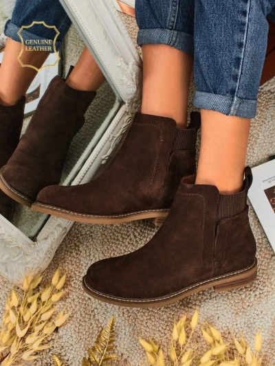 Cuoio Elegante: Braune Wildlederstiefeletten für stilvolle Frauen