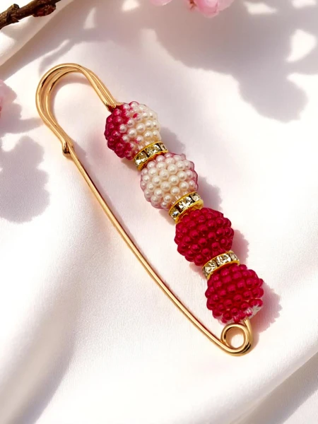 Dekorative Damenbrosche mit Perlen Four Pearls