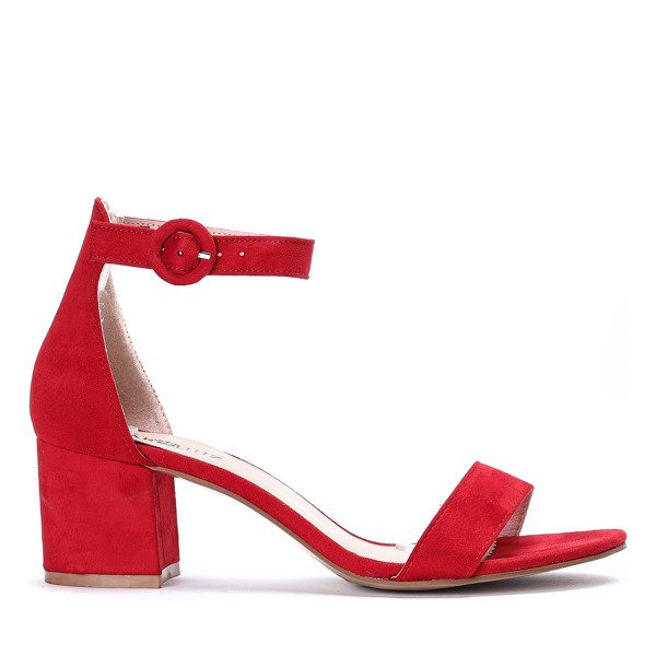 Rote Sandalen an einem Madeleine-Pfosten - Schuhe