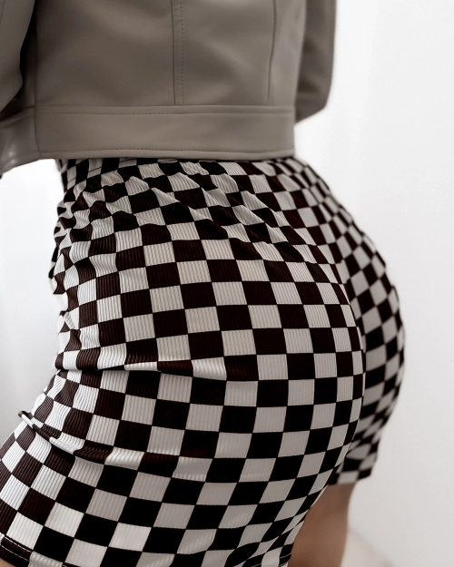 Жіночі коричнево-білі шорти в клітинку PLUS SIZE- Одяг