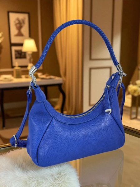 Royalfashion Kleine Damenhandtasche aus Öko-Leder mit dekorativem Riemen Lacquea