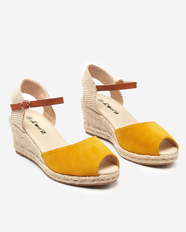 OUTLET Gelbe Damensandalen a'la Espadrilles auf Keilabsatz Nexi - Schuhe