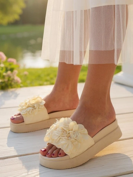 Royalfashion Damensandalen mit kleinen Friesenblumen