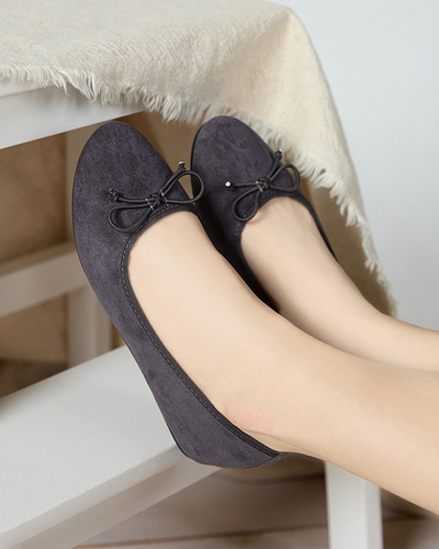 Ballerinas aus dunkelgrauem Öko-Wildleder mit Viassi-Schleife. Schuhe