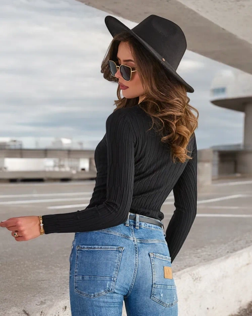 Чорний жіночий светр з V-подібним вирізом