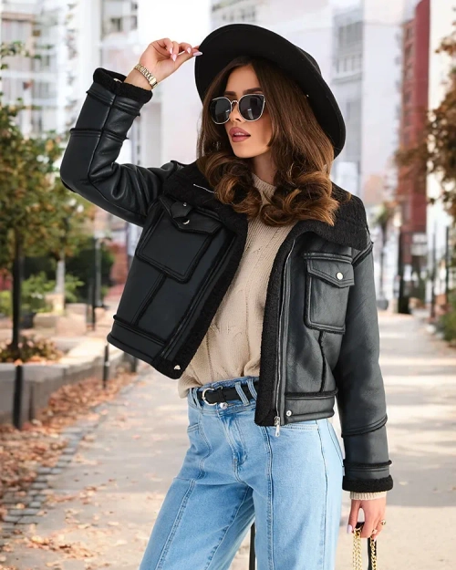 Жіноча еко-шкіряна куртка Royalfashion з хутром, чорного кольору