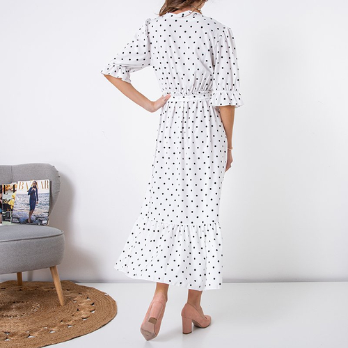 Біла жіноча довга сукня в горошок