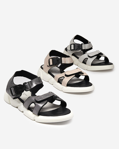 Glänzende Kindersandalen in weißen Leepe-Shoes