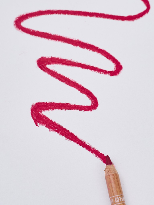 Олівець для губ відтінку кораловий червоний