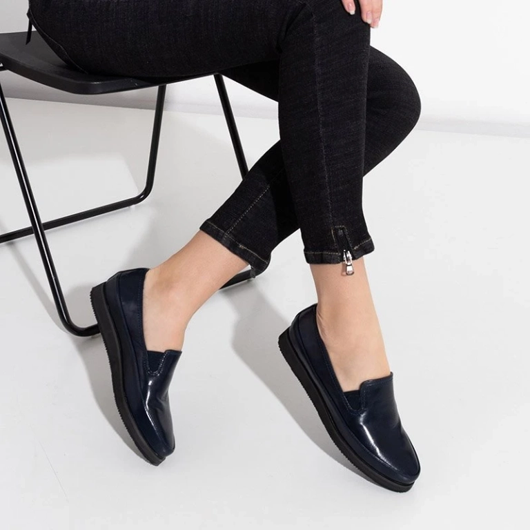 Dunkelblaue Damenschuhe aus Öko-Leder ziehen Medarda-Schuhe an