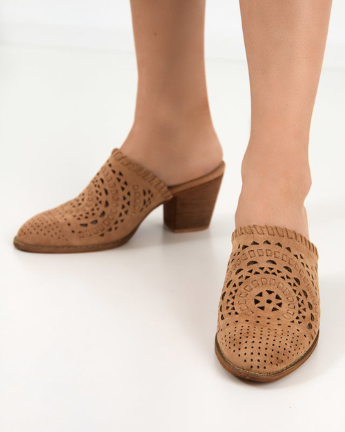 OUTLET Світло-коричневі жіночі туфлі на підборах Aqarion - Взуття