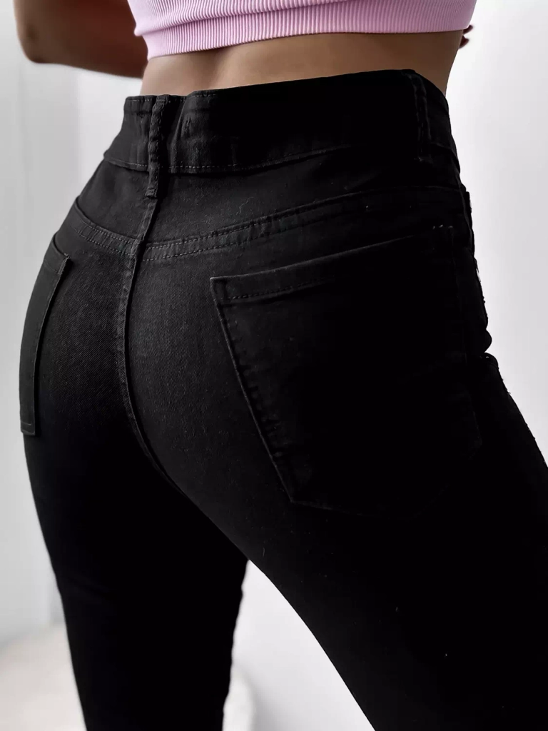 Schwarze Damenjeans mit Zirkonen- Kleidung