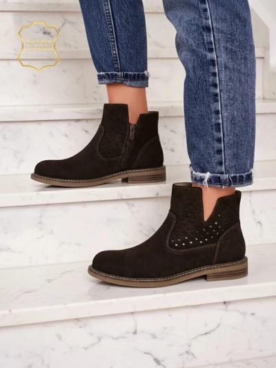 Ariadne Stiefeletten aus natürlichem dunkelbraunem Wildleder, flache Absätze 3 cm