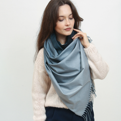 Marineblauer doppelseitiger Damenschal mit Quasten - Accessoires