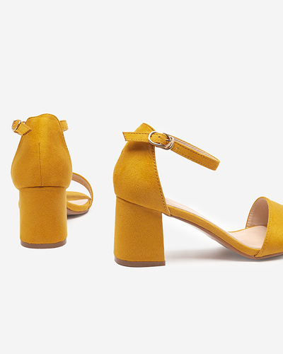 Gelbe Damensandale auf einem Pfosten Lerin - Footwear