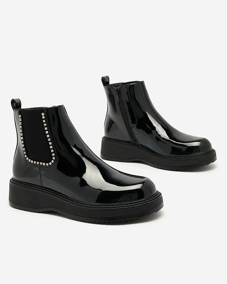 Royalfashion Schwarze Damenstiefel mit flachem Absatz und Zirkonen Winuma