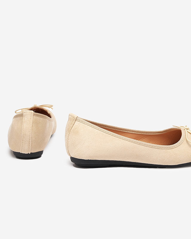 Ballerinas aus Öko-Wildleder in Beige mit Viassi-Schleife. Schuhe