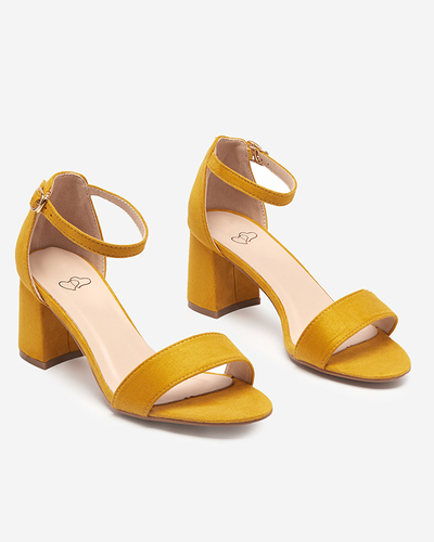Gelbe Damensandale auf einem Pfosten Lerin - Footwear