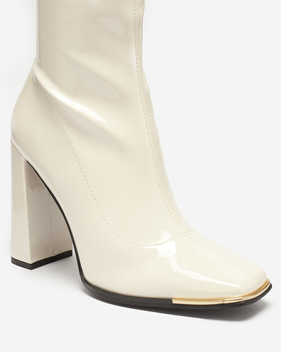 Cremefarbener Damen-Lackstiefel auf dem Rekila-Pfosten - Schuhe