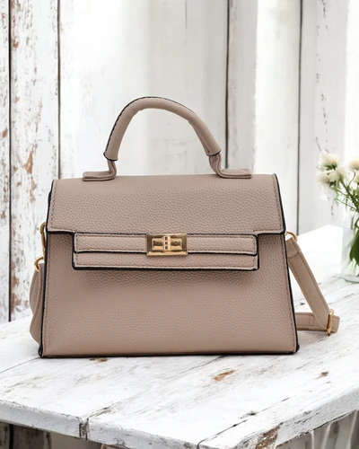Royalfashion Elegante kleine Handtasche für Damen, Typ: Handtasche. Elegante, kleine Handtasche für Damen, ausgestattet mit einem magnetischen Verschluss. Sie verfügt über einen abnehmbaren, verstellbaren Riemen, der ein komfortables Tragen auf verschiede