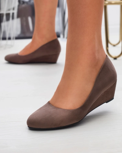 Klassische Damenpumps aus Öko-Wildleder in der Farbe Khaki Jiwita - Footwear