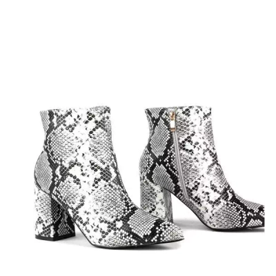 OUTLET Schwarz-weiße Stiefel auf einem Pfosten mit Serpentinenmuster Verano - Schuhe