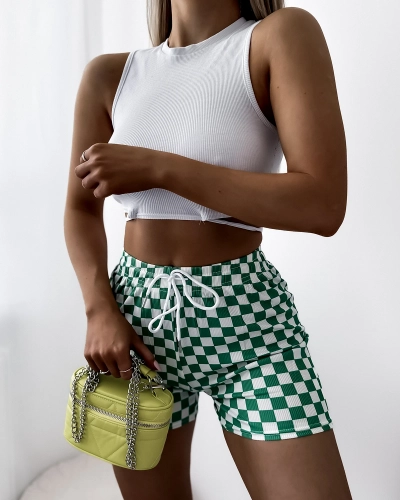 Kurze Damen-Shorts aus weißem und grünem Karostoff PLUS SIZE- Kleidung