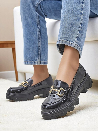 Royalfashion Damen Slipper aus Lackleder mit Verzierung Schwarzer Samt